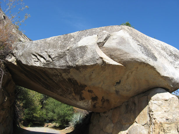 huge-boulder-at-sequoia-park